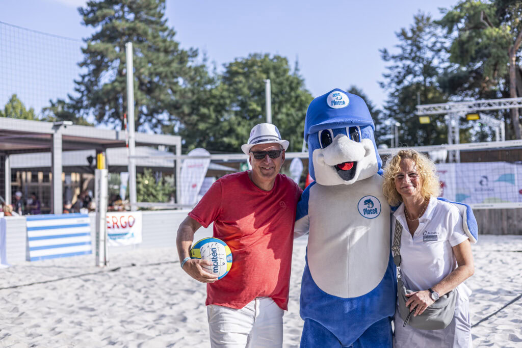 Das ALDIANA Maskottchen Flosse er_ffnet mit Michael Dohmen (DTPS) und Grit Beckmann (ALDIANA) den DTPS Cup (Copyright_ DTPS Industriefotografie Silvia Steinbach)
