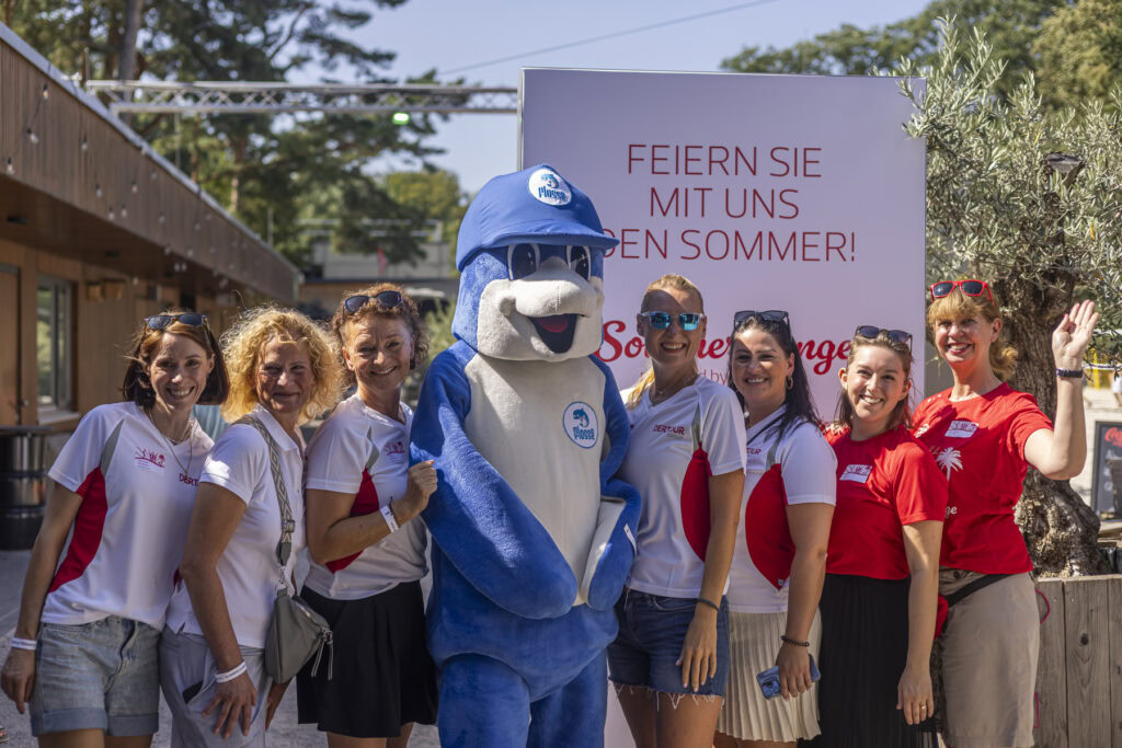 Das ALDIANA Maskottchen Flosse mit dem Frauenpower Vertrieb- und Key Account Team der DERTOUR Group (Copyright_ DTPS Industriefotografie Silvia Steinbach)