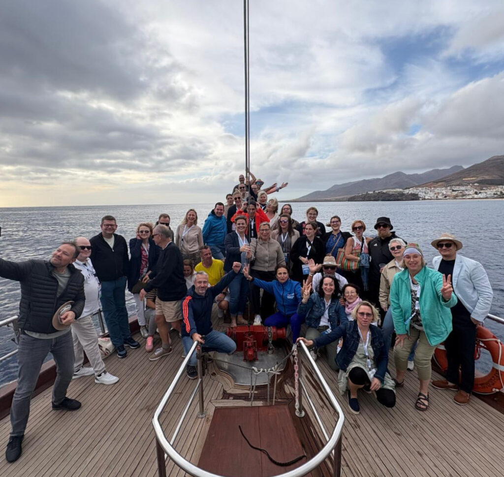 Viele Personen auf einem Schiff