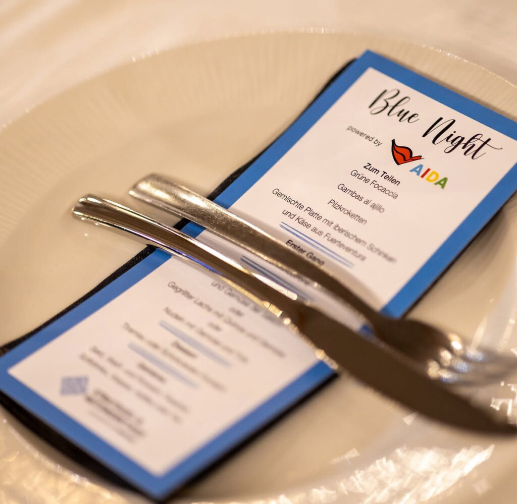 Blue Night Broschüre mit Besteck auf Teller