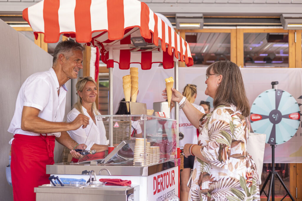 Leckeres Eis vom Eiswagen der DERTOUR Hotel und Resorts (Copyright_ DTPS Industriefotografie Silvia Steinbach)