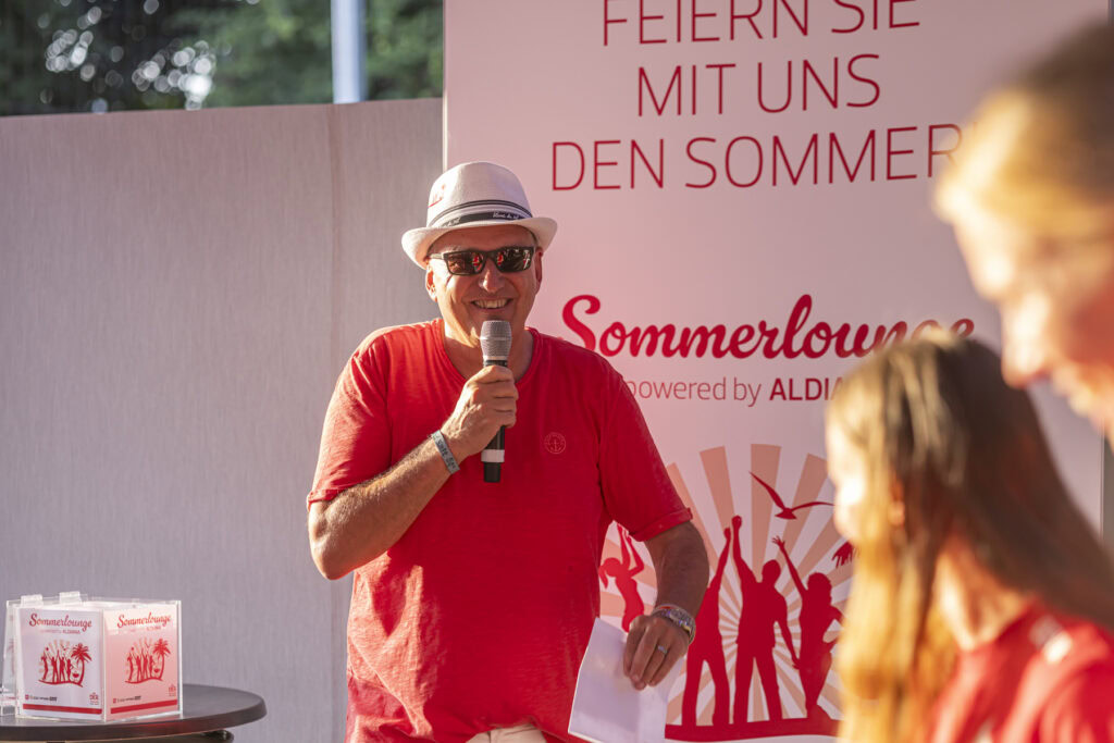 Michael Dohmen (DTPS) begr__t zur DTPS Sommerlounge (Copyright_ DTPS Industriefotografie Silvia Steinbach)