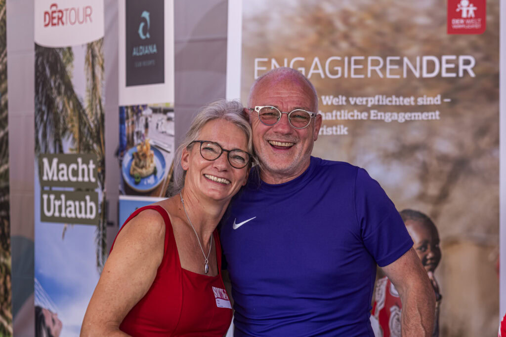 Udo und Beate Pass (PASS Reiseb_ro) freuen sich _ber ihren Spendengewinn (Copyright_ DTPS Industriefotografie Silvia Steinbach)